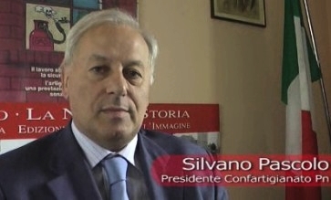PAESE SULL'ORLO DEL BARATRO.<BR>
"OCCORRE FARE PR